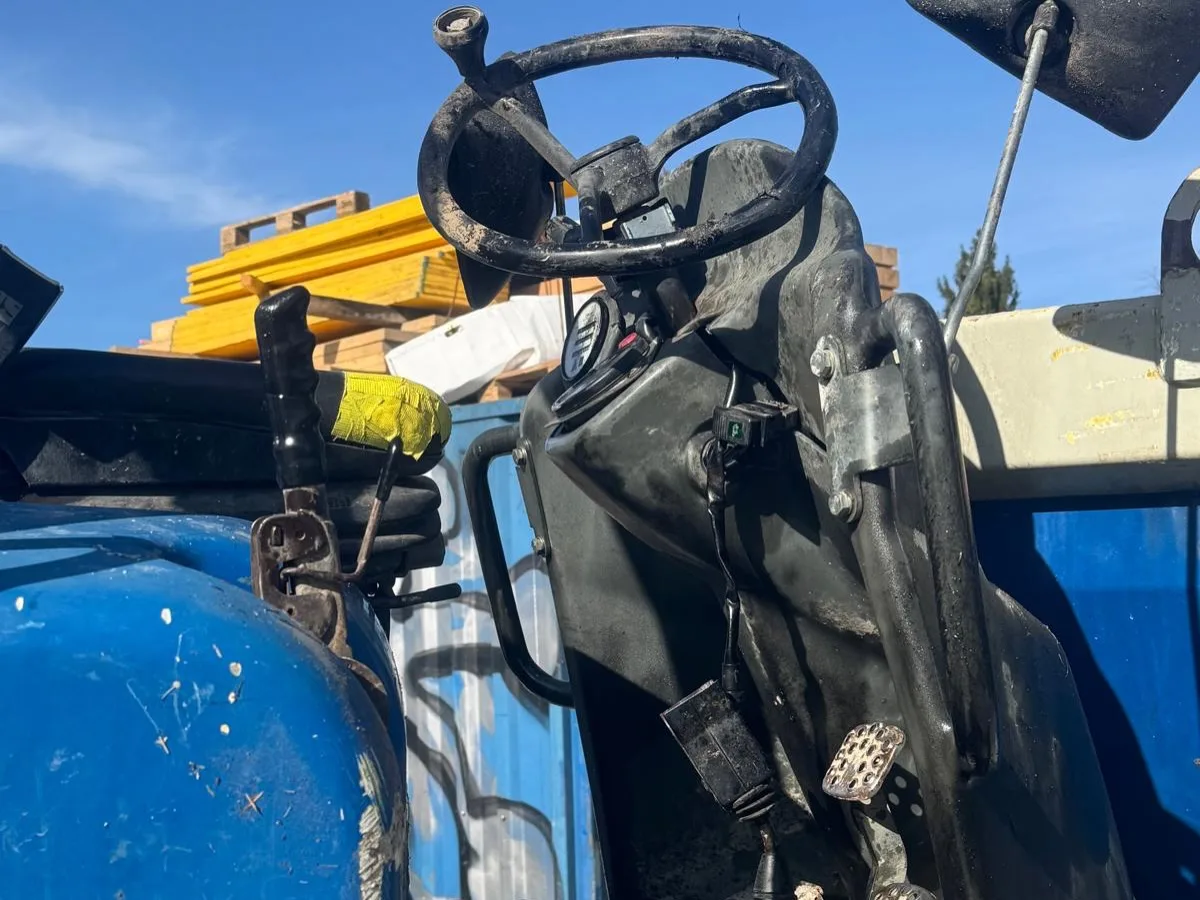 Ein kaputtes Fahrzeug.